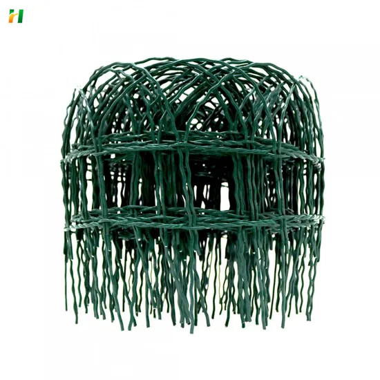 O PVC verde da cerca da beira do jardim revestiu o cerco da borda da rede de arame da afiação do gramado